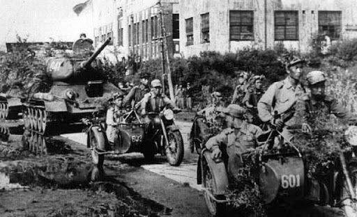 6.25전쟁 당시 북한군의 소련제 T-34 탱크와 모터사이클 정찰대
