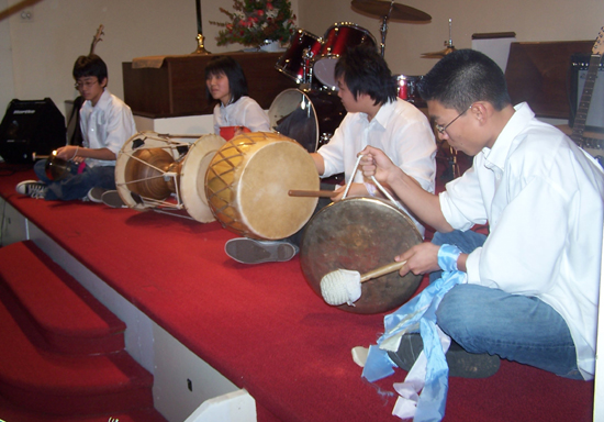 전통풍물을 선보인 청소년들