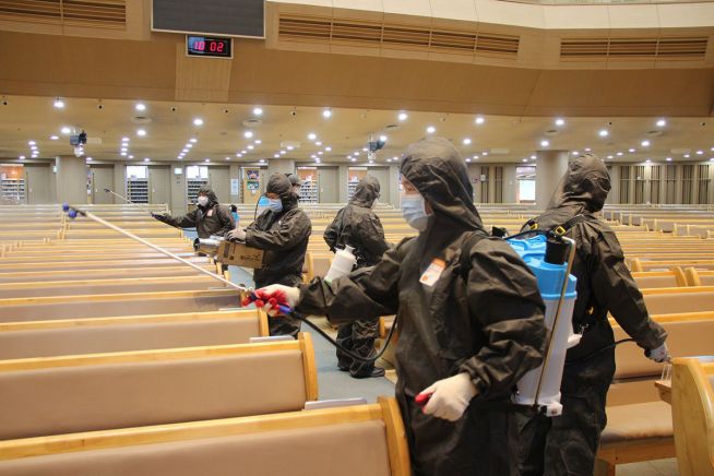 새에덴교회 예배당 방역 실시 모습.