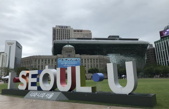 11일 오전 서울광장 모습. 서울시는 시민들의 조문을 위해 이곳에 분향소를 설치했다.