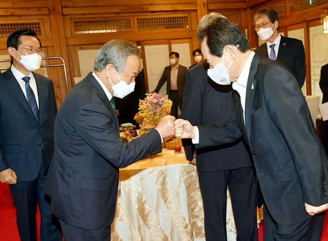 정세균 총리(오른쪽)가 한교총 공동 대표회장 문수석 목사와 인사하고 있다. ⓒ페이스북