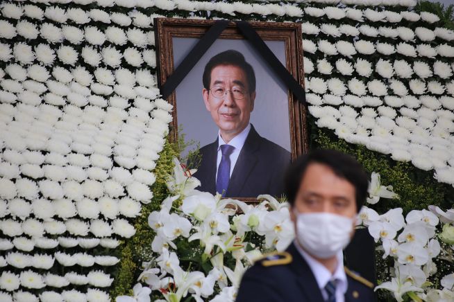 지난 7월 9일 성추행 피소로 추정되는 이유 때문에 극단적 선택으로 생을 마감한 박원순 전 시장 영정.