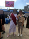 2018년 서울광장 퀴어축제에서 예수 복장을 한 한 외국인 남성(왼쪽) ‘God Loves Gay’라는 피켓을 들고 있다.
