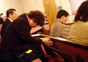 예배중 기도하고 있는 퀸즈한인교회 성도들