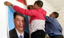 중국 동남부 지역인 장시성에서 시진핑 주석의 사진을 걸고 있는 중국인들. ⓒ한국 순교자의 소리