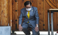 지난 3월 2일 기자회견에서 큰절을 하기 위해 무릎을 꿇고 있는 이만희 총회장