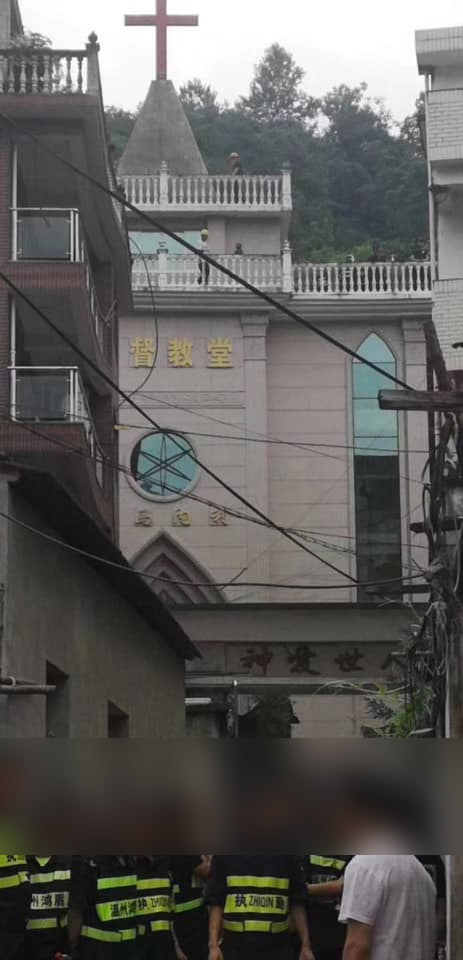 저장성 윈저우시에서 교회 두 곳의 십자가를 철거하기 위해 모인 보안 요원들.