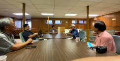 뉴저지교협 임원들이 지난 14일 오늘의 목양교회에서 암투병 중인 김흥교 목사와 만나 대화를 나누고 있다.