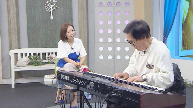 조영남 씨가 피아노를 치며 찬양하고 있다. ⓒC채널