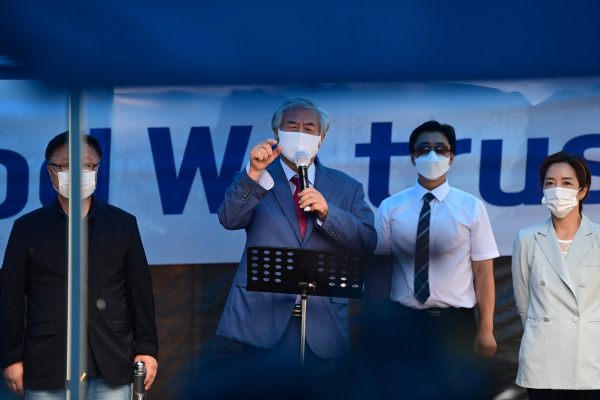 코로나19 확진 판정을 받고 서울의료원에서 치료를 받다 2일 퇴원한 전광훈 목사가 이날 오전 서울 성북구 사랑제일교회 앞에서 기자회견을 갖고 자신의 입장을 밝히고 있다.