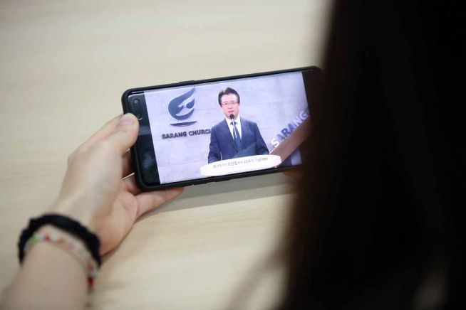 온라인 생중계로 예배에 참여한 성도의 모습. ⓒ사랑의교회
