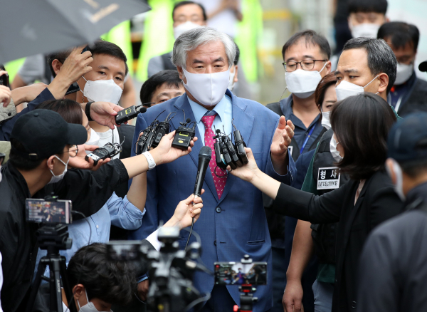 전광훈 목사가 7일 오후 서울구치소로 향하기 전 서울 성북구 사랑제일교회 앞에서 기자들이 질문에 답하고 있다.