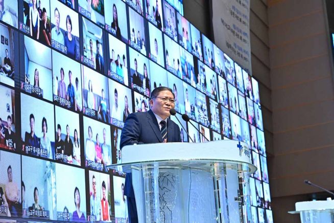 화상회의 시스템으로 성도들과 함께 예배드리고 있는 소강석 목사. ⓒ페이스북