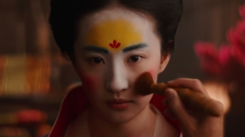중국 배우 유역비가 출연한 실사 영화 뮬란의 한 장면. ©뮬란 유튜브 영상 캡처