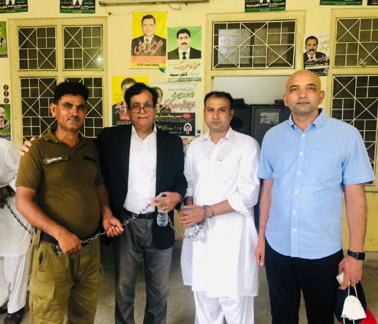 아시프 페르바이즈(오른쪽 두번째)가 두손이 결박된 채 연행되고 있다.