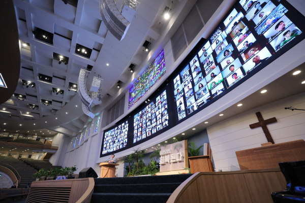 사랑의교회가 지난 6일 비대면 온라인 예배를 드리고 있다. 설교자 뒤로 대형 스크린에 성도들의 얼굴이 보인다. ©사랑의교회