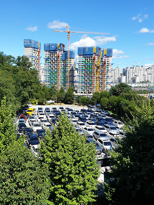 10여 교회가 연합한 최초 드라이브인 연합예배가 서울 중랑구 송곡여고 주차장에서 드려졌다.