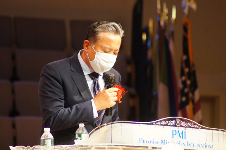 뉴욕장로교회 김학진 목사가 헌금기도를 하고 있다.