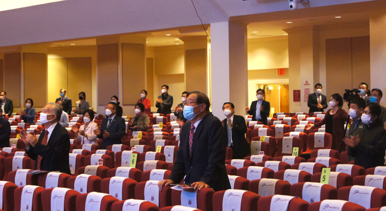 사회적 거리두기를 유지한 채 예배를 드리고 있는 참석자들