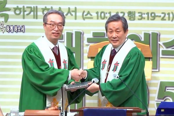 예장 통합 제105회 총회 신임 총회장 신정호 목사(오른쪽)가 직전 총회장 김태영 목사에게 공로패를 전달한 뒤 기념촬영을 하고 있다. ©예장 통합 유튜브 영상 캡쳐