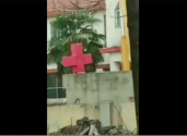 중국 그리스도인 연합회가 SNS에 공유한 비디오 영상. 교회 옥상에서 크레인으로 십자가를 철거하고 있다. ©트위터 캡처
