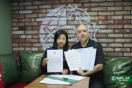 한국 VOM 공동대표인 에릭·현숙 폴리 목사가 전 세계 기독교인 4,400명의 서명을 받은 중국 목회자 선언서를 중국대사관에 보내기 전, 서명서를 들고 사진을 찍었다. ©한국 VOM