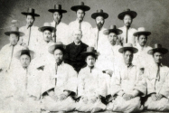 존스 선교사는 1893년 제물포에서 한국 최초 신학교육인 신학반을 개설하고 신학생들을 가르쳤다. 존스 선교사(가운데)와 신학생들.