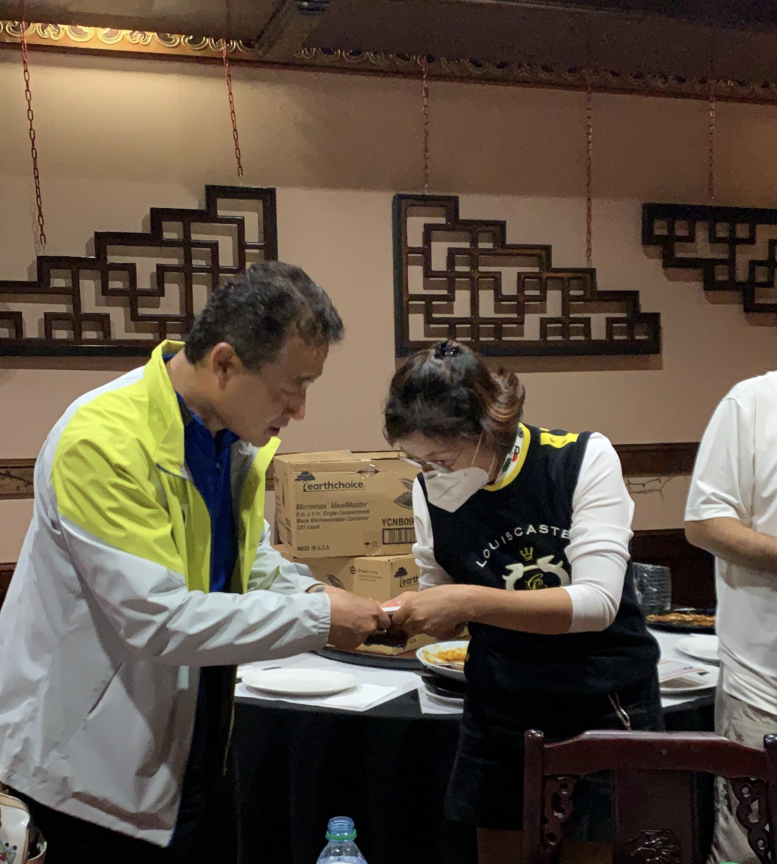 동남부외식업협회가 후원금을 전달하고 있다.