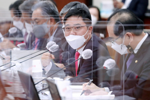 7일 국정감사에서 강경화 장관에서 질의하는 지성호 의원 ©뉴시스