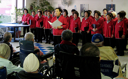 뉴욕권사선교합창단은 지난 11일, 플러싱 매너 널싱홈을 방문해 찬양하는 시간을 가졌다. 