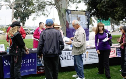 솔트앤라이트협의회가 활동하고 있는 모습.
