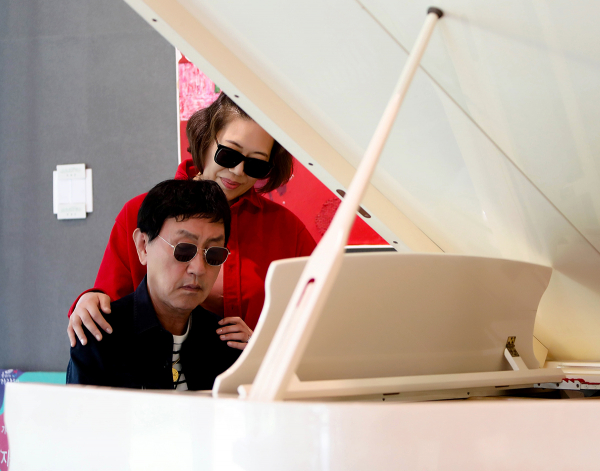 요즘 ‘대세’로 전성기를 맞이한 박현우 작곡가와 부인 고사라 목사. 우여곡절 끝에 부부는 34년 만에 처음으로 한 방향을 바라보며 서로를 의지하는 동역자로서 같은 길을 걸어갈 수 있게 됐다. ©고사라 목사