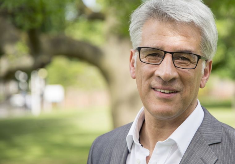 LGBT를 옹호하는 영국 스티브 초크 목사가 복음주의 동맹 고소를 예고해 논란이 예상된다.