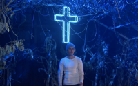 저스틴 비버가 십자가가 중앙에 놓인 시골 교회의 모습으로 꾸민 무대 위에서 신곡 ‘홀리’ 공연을 펼쳤다. ⓒ유튜브 영상 캡쳐