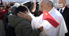 프란치스코 교황이 중국 국기를 들고 있는 아동의 머리에 안수하고 있다. ⓒ롬 리포츠 보도화면 캡쳐