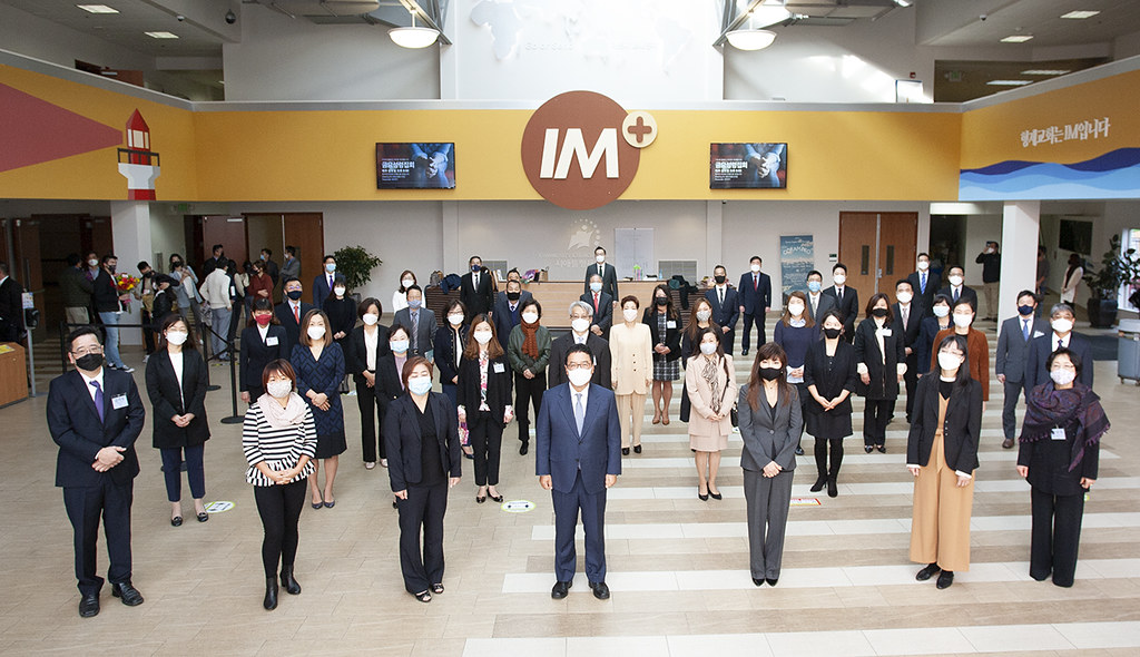 2020년 시애틀 형제교회 임직예배. 펜데믹으로 인해서 임직자들은 사회적 거리두기와 마스크 착용을 준수하고 단체사진을 찍었다. 