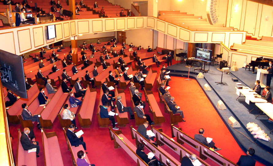 뉴욕교협 제46회 정기총회가 진행되고 있다. 참석자들이 사회적 거리를 유지한 채 회의에 임하고 있다.