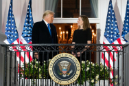 도널드 트럼프 미국 대통령과 에이미 코니 배렛 미국 대법관이 지난 26일 백악관에서 임명식을 마치고 발코니에 함께 서 있다. ©White House/Andrea Hanks