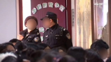 중국 경찰이 과거 한 교회의 예배를 감시하고 있는 모습 ©ITV 뉴스 유튜브 영상 캡처