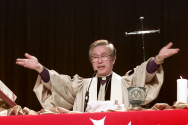 김해종 전 감독이 2000년 5월 12일, 클리브랜드 컨벤션 센터에서 열린 연합감리교회 총회 개회예배 중 성만찬을 집례하고 있다.