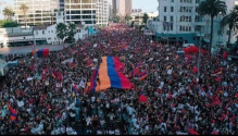 지난 10월 11일 캘리포니아주 LA 거리에서 수천 명의 시위대가 아르메니아인이 살고 있는 나고르노-카라바흐 지역 내 아제르바이잔 군사행동을 반대하는 시위를 벌이고 있다. ⓒArmenian National Committee of America