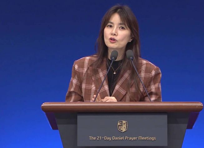 신애라 집사가 ‘부모의 사명’(살전 5:16~18)라는 제목으로 메시지를 전하고 있다. ⓒ2020 다니엘기도회