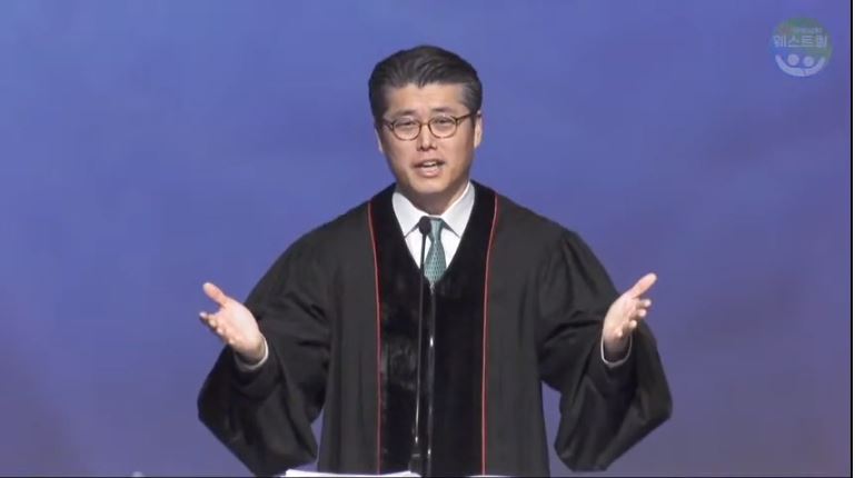 웨스트힐장로교회 '행복나눔축제'에서 설교하는 오명찬 목사