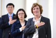 과거 한국에서 열렸던 북한 인권 관련 행사에서 국민 의례를 하고 있는 수잔 숄티 대표(맨 오른쪽)