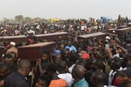 나이지리아 기독교인들이 박해로 목숨을 잃은 마을주민들의 장례식을 치르고 있다.