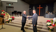 전임 회장 이은균 목사가 신임 회장으로 선출된 김대성 목사와 팔꿈치 인사를 나누고 있다