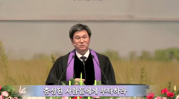 시애틀 연합장로교회 임직예배에서 설교하는 심우진 목사