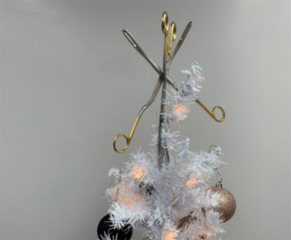 낙태 찬성론자가 트윗에 올렸다 삭제한 사진. 성탄 트리 꼭대기에 낙태 시술용 가위가 올려져 있다.