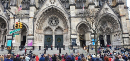 뉴욕 맨하탄의 ‘세인트 존(St. John the Divine)’ 성당 앞에서 크리스마스 캐롤 공연이 진행되고 있다. 사진은 총격 사건 몇 분 직전에 촬영된 것이다.