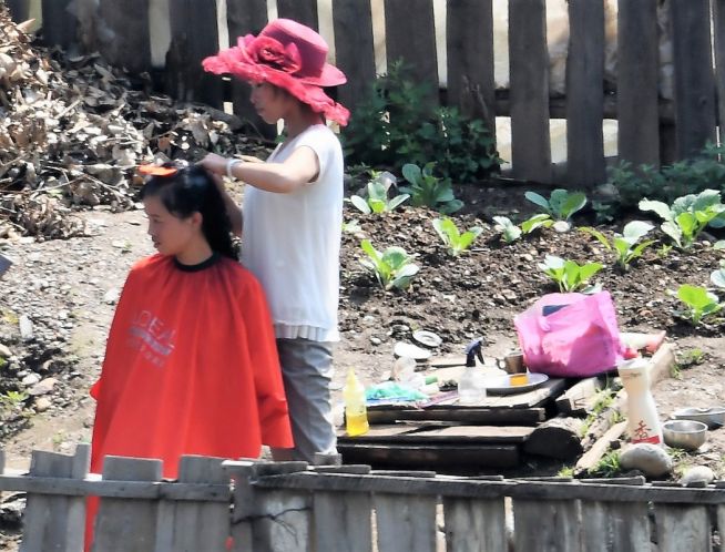 책 1장에 나오는 주민들의 미용 장면. 마땅한 미용실이 없어 ‘출장 서비스’를 나왔다. 본지에도 소개된 바 있다.